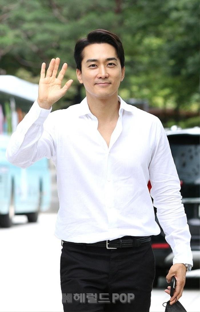 Song Seung Hun - Jo In Sung: Tài tử 'ế vợ' tuổi 40, hút hồn triệu trái tim phái nữ sau 20 năm 'Trái tim mùa Thu' và 'Classic' Ảnh 2