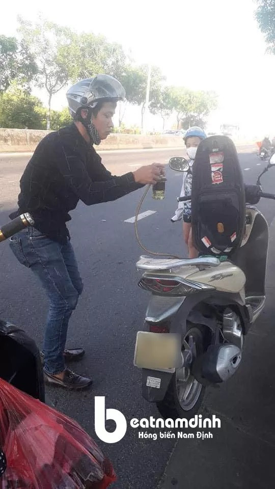 Anh thanh niên hút xăng từ xe mình...