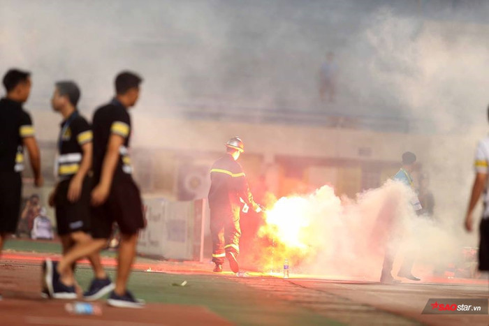 CLB Hà Nội sẵn sàng đối phó với các CĐV đốt pháo sáng.
