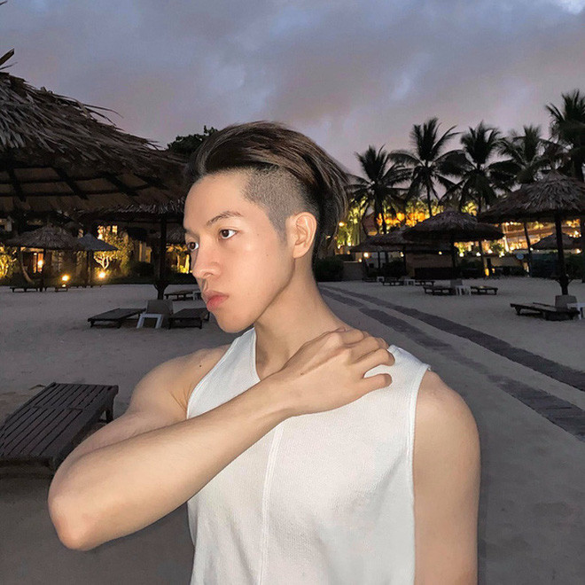 Đức Phúc khoe ảnh selfie 'tóc vuốt vuốt' đẹp trai vô đối nhưng dân mạng quan tâm thêm chiếc cằm nhọn Ảnh 6