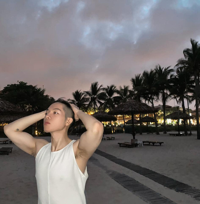 Đức Phúc khoe ảnh selfie 'tóc vuốt vuốt' đẹp trai vô đối nhưng dân mạng quan tâm thêm chiếc cằm nhọn Ảnh 5