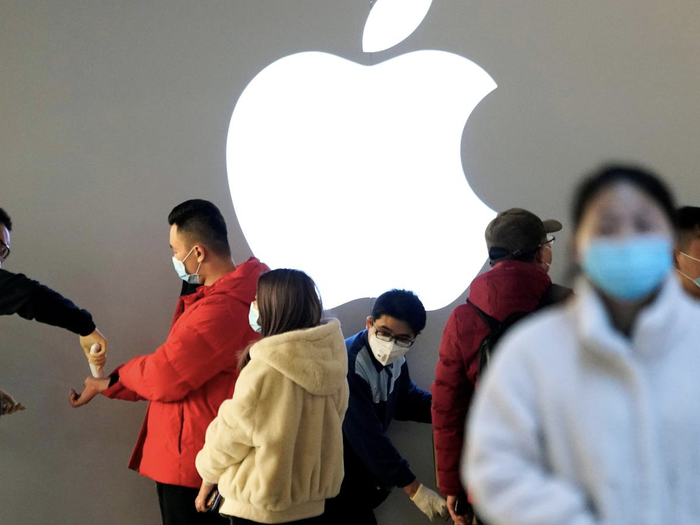 “Táo khuyết” thực hiện các biện pháp phòng chống dịch bệnh nghiêm ngặt tại các cửa hàng vẫn đang hoạt động. (Ảnh: REUTERS/ALY SONG)