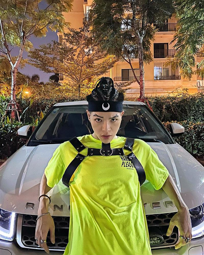 Gương mặt nhọn hoắt như thế này khiến nam ca sĩ bị không ít khán giả chê bai là như 'mặt rắn'