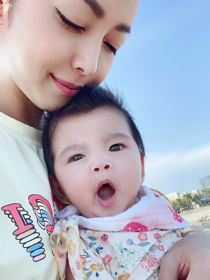 Những biểu cảm khi chụp ảnh của bé Nấm khiến ai nhìn đều thấy yêu