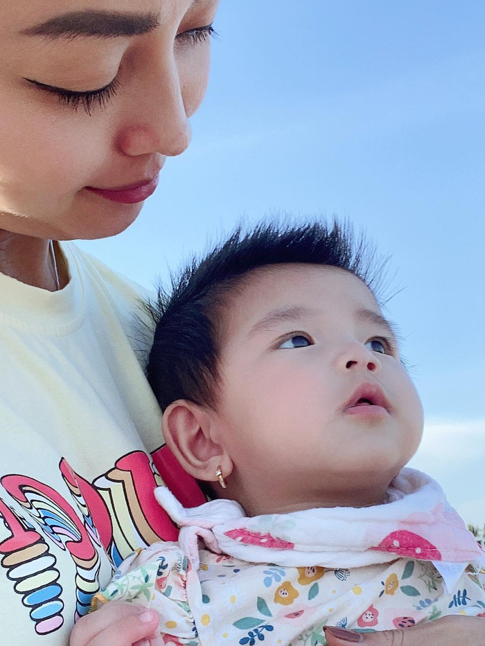 Qua những hình ảnh Jennifer Phạm chia sẻ có thể thấy bé Nấm có nhiều nét giống chị gái và cô bé cũng thừa hưởng nhiều vẻ đẹp từ cả bố lẫn mẹ