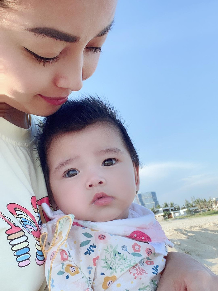 Tuy mới 6 tháng tuổi nhưng các đường nét trên gương mặt của bé Nấm đã vô cùng sắc nét như đôi mắt đen to tròn, chân mày đen rậm, khuôn miệng trái tim nhỏ nhắn và làn da trắng mịn