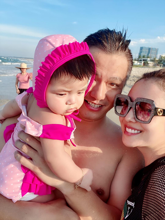 ....và đưa các con đi tắm biển