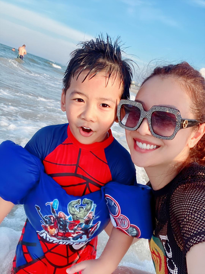 Con trai lớn của cặp đôi càng lớn càng hiếu động khiến bố mẹ luôn phải chạy theo canh chừng trong suốt chuyến đi.