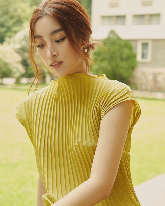 Nàng hậu với nhan sắc ngọt ngào trong mẫu váy mẫu váy màu nổi phù hợp không khí tươi trẻ của mùa hè.