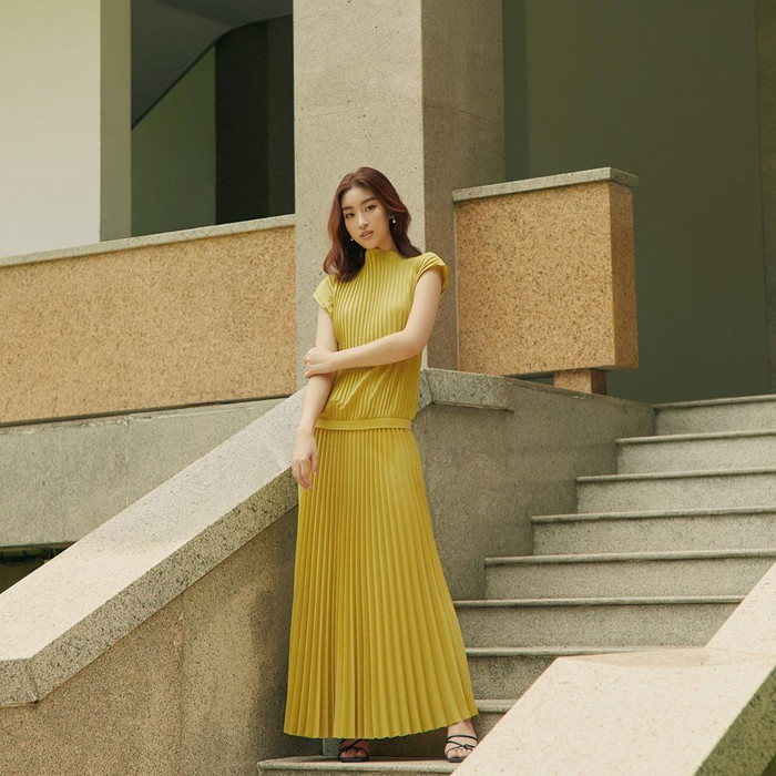 Hoa hậu Đỗ Mỹ Linh diện bộ váy xếp ly với đường xếp nổi màu vàng nghệ trong bộ ảnh streetstyle 