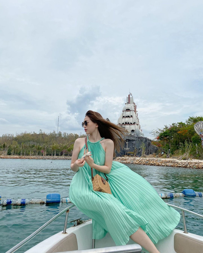 Á hậu Phương Nga chọn phom váy giống kiểu của Tiểu Vy với gam màu xanh ngọc bích rực rỡ