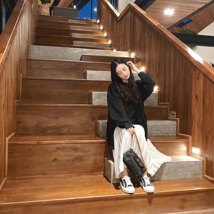 Jun Vũ liên tục chọn 'items' nữ tính này cùng với áo hoodie và giày thể thao khác màu tạo nên nhiều style khác nhau nhưng vẫn giữ được nét điệu đàng,nữ tính ở người đẹp