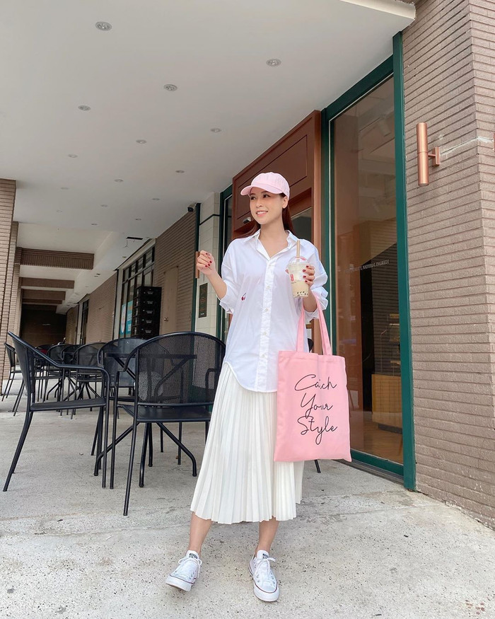 Người đẹp Sam năng động, trẻ trung khi mix chân váy xếp ly cùng với áo sơ mi và giày thể thao 