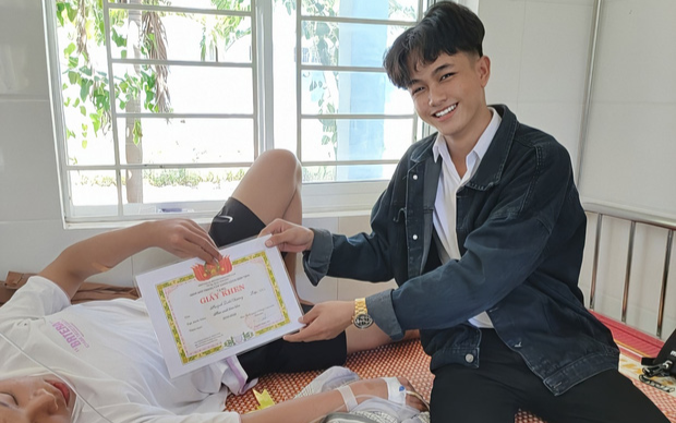 Phải nằm viện đúng ngày bế giảng năm học, nam sinh được bạn thân mang quà và giấy khen đến tận giường bệnh trao tặng Ảnh 2