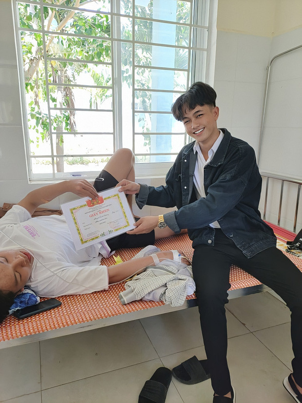 Nam sinh nằm viện đúng ngày lễ bế giảng, sau đó, người bạn thân đã mang giấy khen và quà đến trao tặng....
