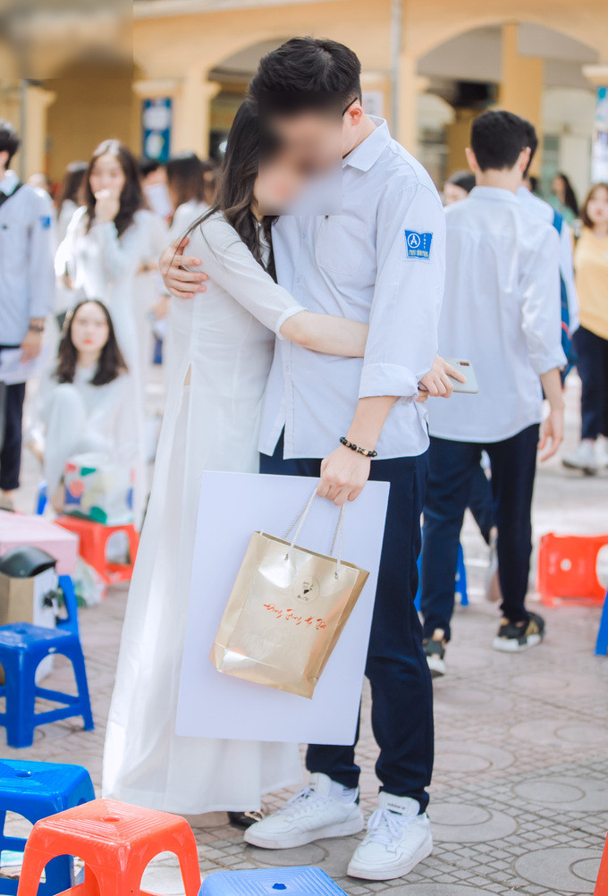  Hai học sinh hôn nhau tại lễ bế giảng (ảnh:ione)