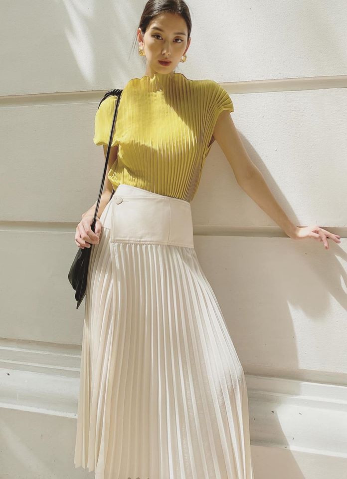 NTK Lâm Gia Khang cũng trình làng BST mới, gồm các thiết kế trên nền tảng chất liệu vải dập pli, sang trọng và mang tính chiết trung. 