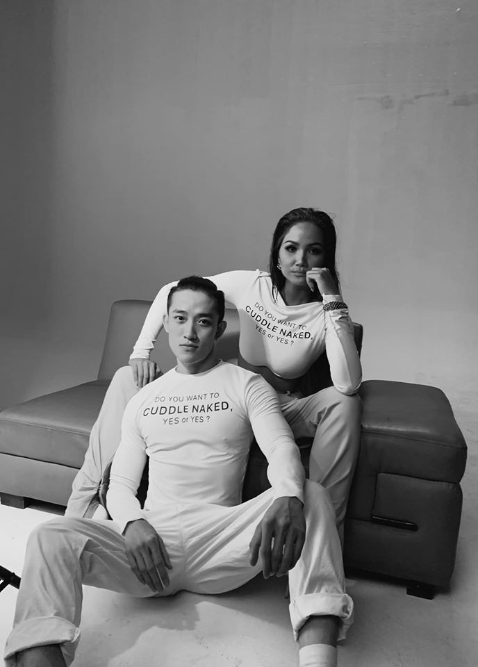 Ngoài ra, NTK Nguyễn Tiến Truyễn cũng vừa 'nhá hàng' hình ảnh cho BST mới. 