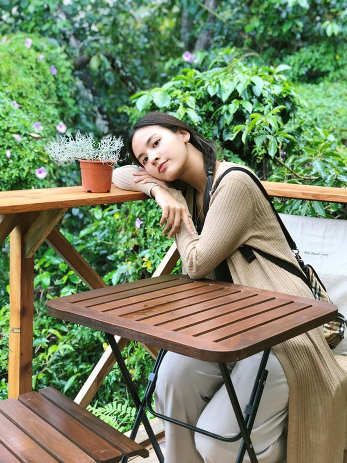 Ở đời thường, Quỳnh Nga là một cô gái theo phong cách trẻ trung, gợi cảm.