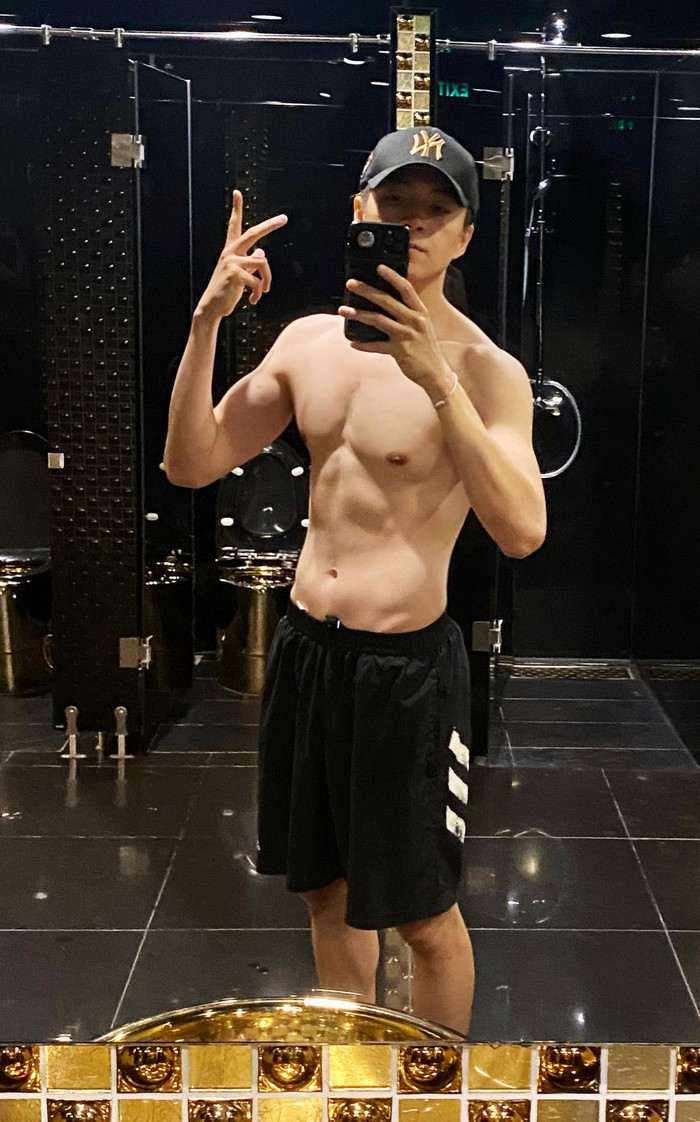 Từng sở hữu vóc dáng “màu mỡ”, Ngô Kiến Huy đã tích cực xuất hiện trong phòng tập thể hình cũng như luyện tập tại nhà để có được vẻ ngoài săn chắc, hấp dẫn hơn