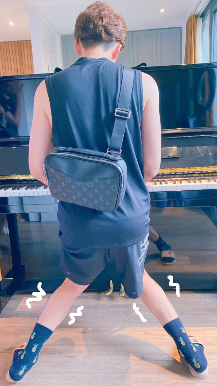 Có thể thấy, không chỉ có chân mà cả thân hình của giọng ca 'Truyền thái y' đều gầy còm