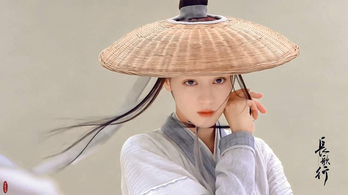 Lộ ảnh hậu trường đậm chất thần thoại của 'Trường ca hành': Địch Lệ Nhiệt Ba đẹp như cô bé quàng khăn đỏ Ảnh 3