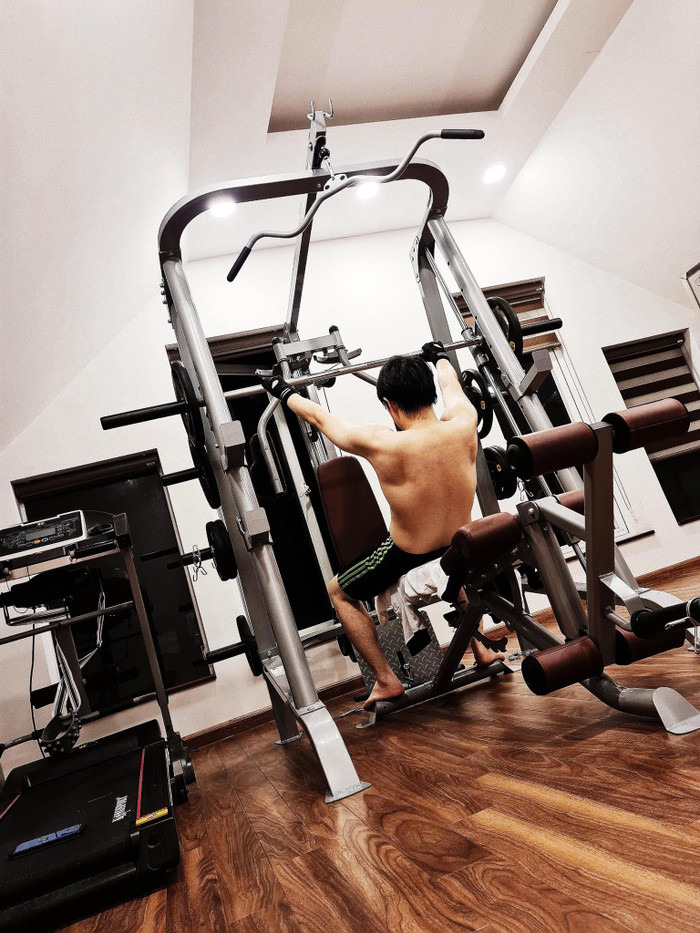 Chủ tịch Ông sắp 6 múi, cơ bắp cuồn cuộn rồi đây.