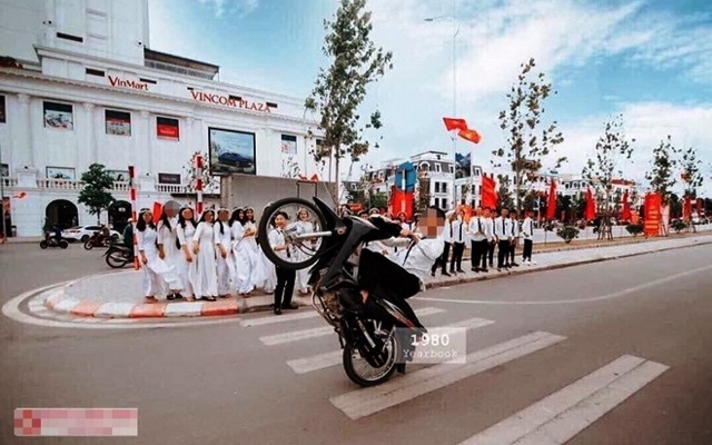 Nam sinh không đội mũ bảo hiểm, bốc đầu xe máy tạo dáng chụp ảnh kỷ yếu bị Công an triệu tập Ảnh 2