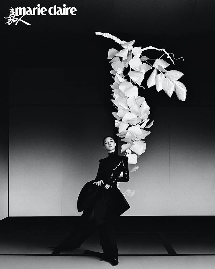 Châu Tấn luôn hợp với các concept ma mị, bí ẩn với gam màu trắng đen