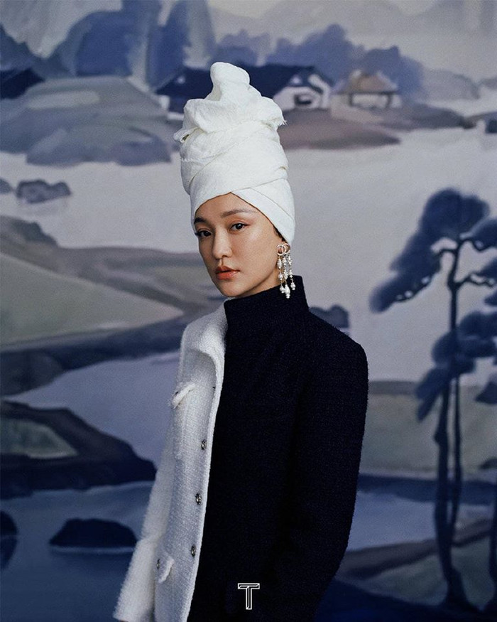 Ekip của tạp chí đã mix sao cho hợp lý item đậm chất cổ điển này với trang phục hiện đại, nhất là với khuôn mặt Á Đông như Châu Tấn