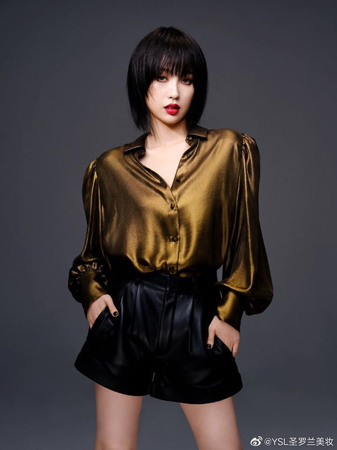 Gương mặt sắc sảo trong các tone makeup đậm đến từ hãng YSL đã mang đến một diện mạo mới cho Ngu Thư Hân 