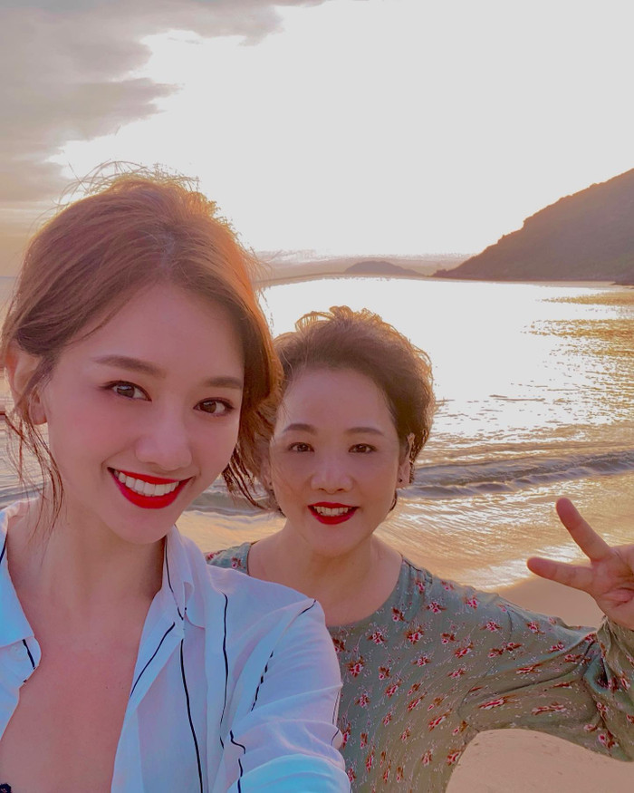 Bức ảnh selfie của mẹ con nữ ca sĩ nhận được nhiều lời khen ngợi vì cả hai trông không khác gì hai chị em 