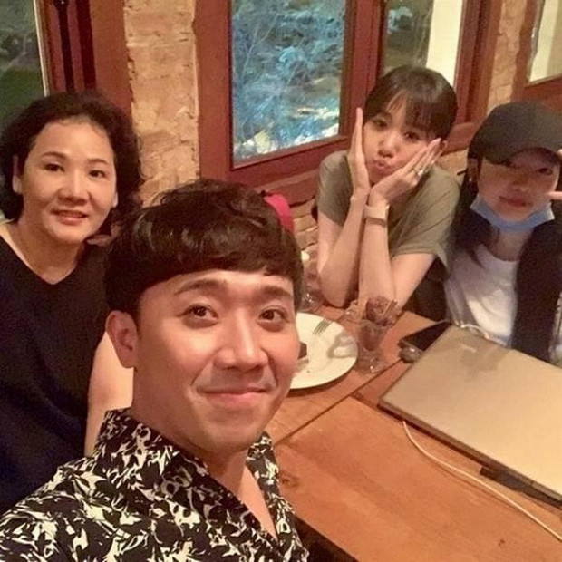 Từ khi lấy Hari Won đến nay, Trấn Thành chưa bao giờ gọi mẹ ruột của cô là 'mẹ vợ' thay vào đó toàn gọi là 'chị Sook Hee'