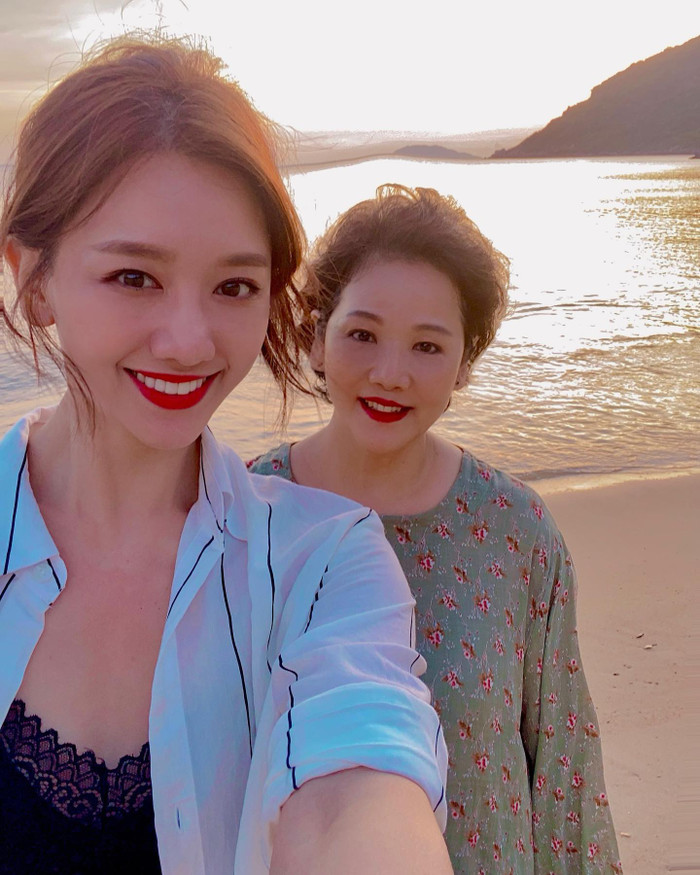 Có thể thấy, Hari Won thừa hưởng nhiều nét đẹp từ mẹ của mình