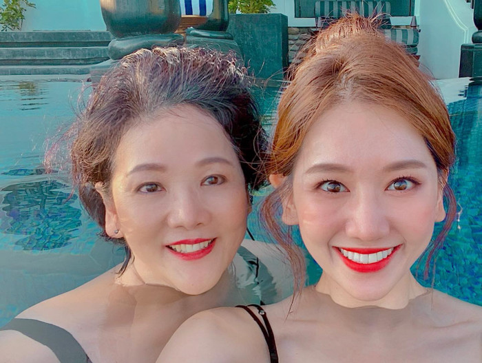 Dù đã ở tuổi xế chiều nhưng mẹ Hari Won vẫn giữ được nhan sắc trẻ trung 