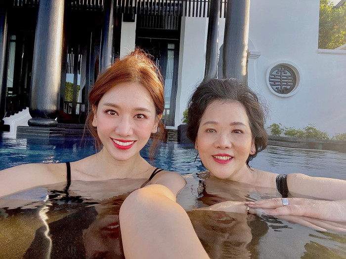 Đặc biệt, làn da mịn màng trắng hồng của bà mới là thứ khiến ai nhìn cũng phải xuýt xoa ngưỡng mộ