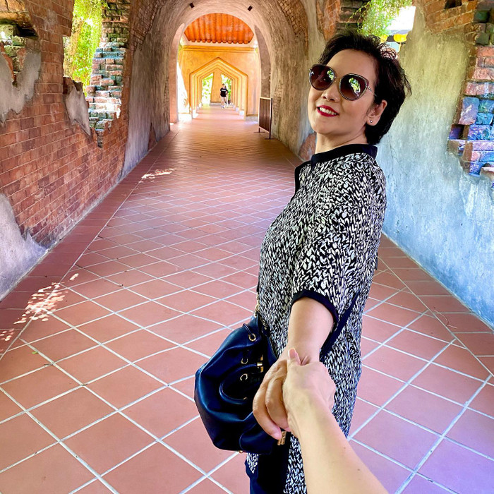 Không chỉ có nhan sắc mà vóc dáng, phong cách của mẹ vợ Trấn Thành cũng tràn đầy sức sống