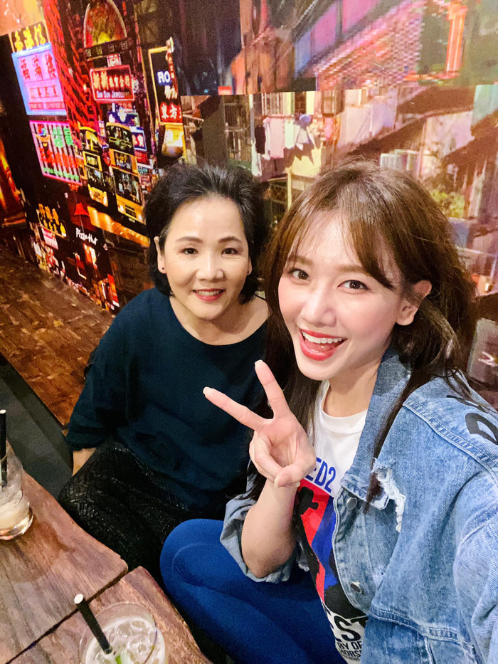 Trấn Thành bật mí rằng mẹ vợ có tính cách cực kì trẻ trung, hài hước, thậm chí bà rất hay bày trò trêu con rể