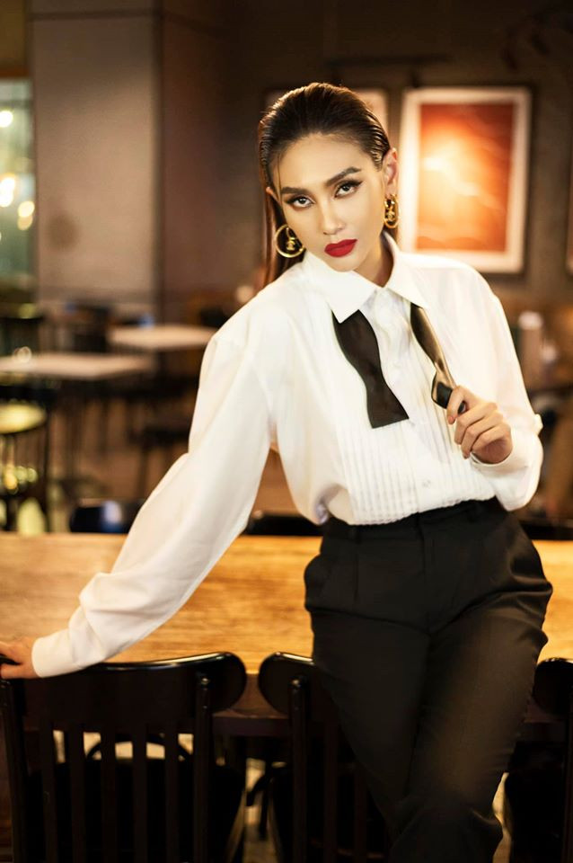 Đi cùng với hình ảnh mạnh mẽ là cách trang điểm mắt theo phong cách smokey eyes, tạo độ huyền bí, tăng thêm chiều sâu. 