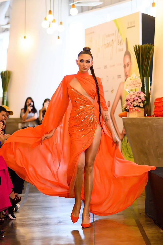 Dù chiếc đầm có đường xẻ cao vô cùng, nhưng với sự chuyên nghiệp của bản thân, Võ Hoàng Yến chẳng hề khó khăn trong khâu chinh phục nó. 