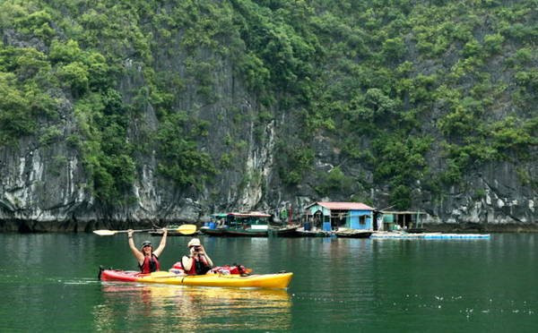 Trải nghiệm chèo Kayak trên vịnh Lan Hạ