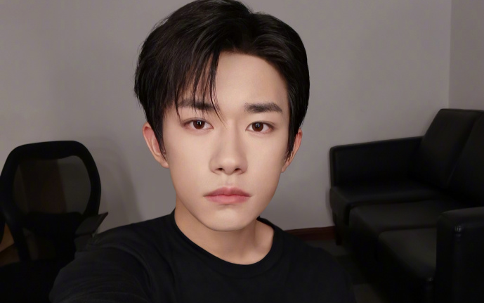 Dịch Dương Thiên Tỉ đăng ảnh mừng 7 năm dùng Weibo, trưởng thành rất nhiều khi so sánh với ảnh cũ Ảnh 2