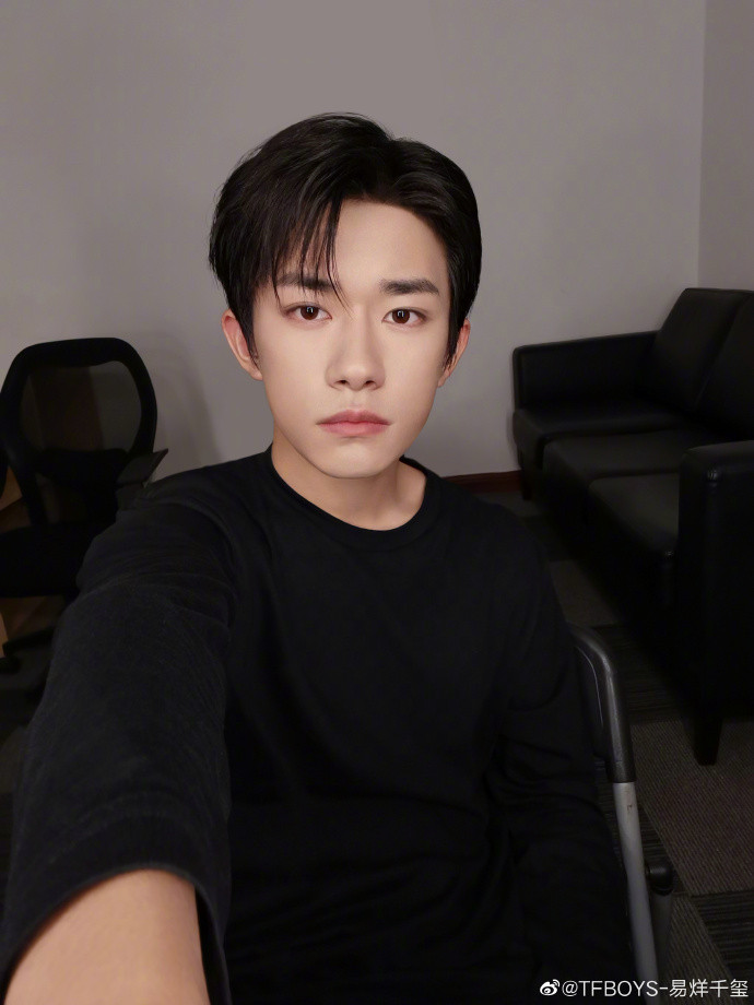 Dịch Dương Thiên Tỉ đăng ảnh mừng 7 năm dùng Weibo, trưởng thành rất nhiều khi so sánh với ảnh cũ Ảnh 4