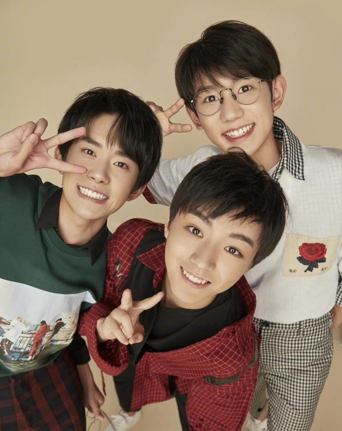 Dịch Dương Thiên Tỉ đăng ảnh mừng 7 năm dùng Weibo, trưởng thành rất nhiều khi so sánh với ảnh cũ Ảnh 16