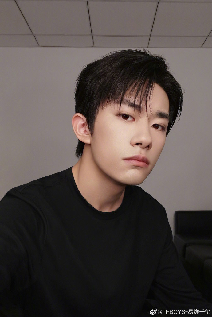 Dịch Dương Thiên Tỉ đăng ảnh mừng 7 năm dùng Weibo, trưởng thành rất nhiều khi so sánh với ảnh cũ Ảnh 5