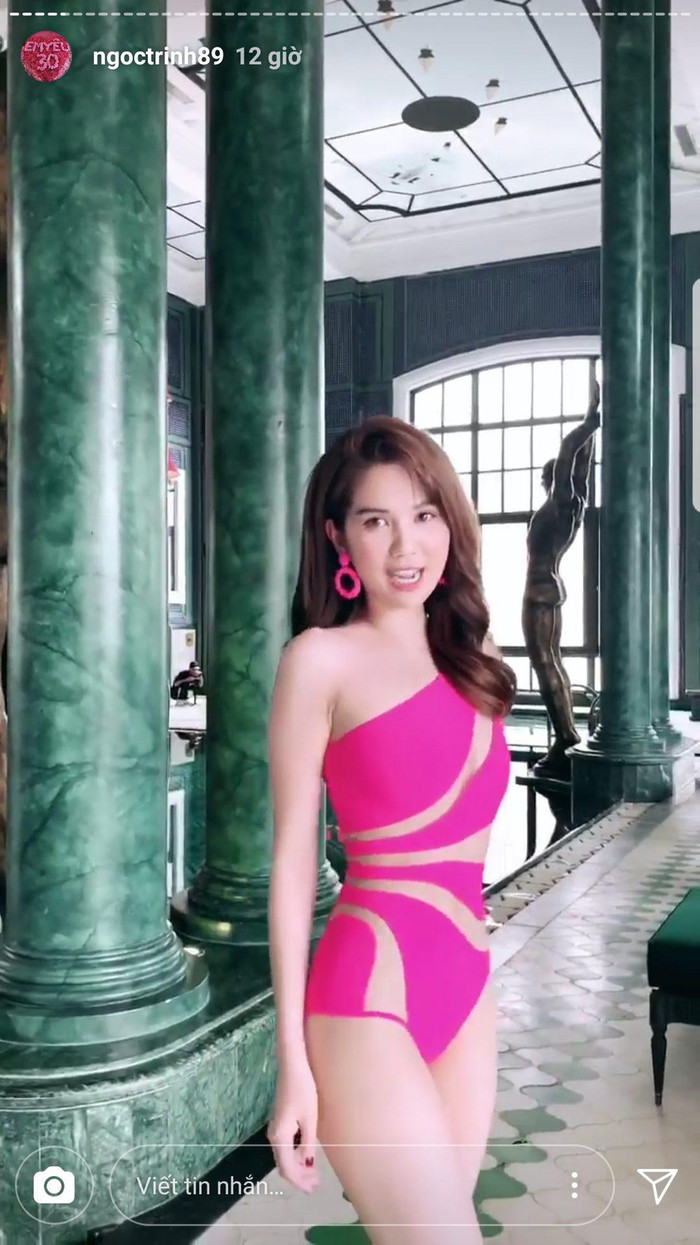 Tuy nhiên, có thể thấy cô ôm như không hề gầy gò, 'khô khan' mà trông vẫn vô cùng mướt mát, rạng rỡ.&nbsp;