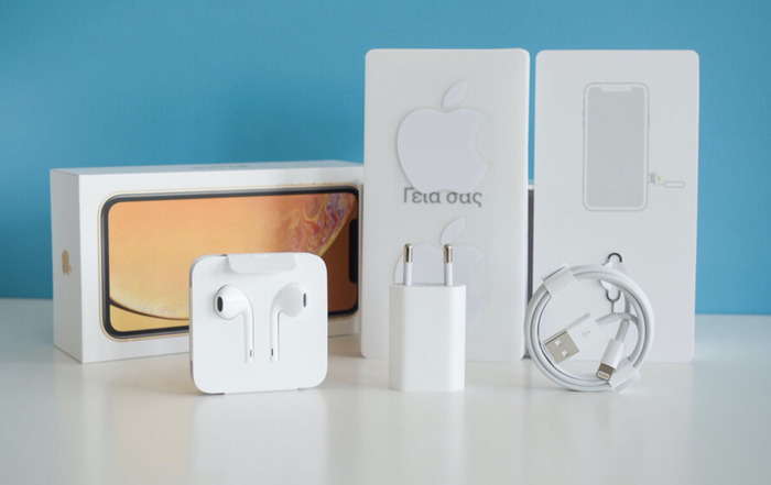 Thông tin này cũng khá phù hợp với tin đồn cho biết Apple sẽ bán riêng sạc nhanh 20W và tai nghe cho iPhone 12. (Ảnh: 9to5mac)