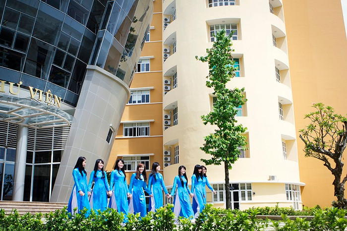 Đồng phục áo dài của ĐH Ngân hàng TP.HCM