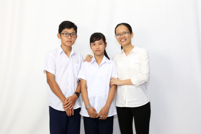 Chị Nguyễn Thị Hạnh và hai em Long - Ngân