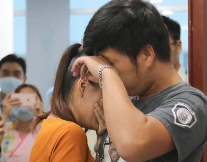 Hai đấng sinh thành Trúc Nhi và Diệu Nhi bật khóc trước ca mổ quan trọng